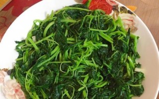 一道简单美味的苋菜蒜蓉炒饭（健康好味的家常菜，用苋菜和蒜蓉提味）