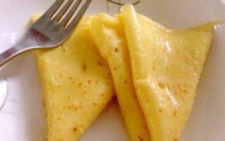 轻松做出美味水果牛奶煎饼（以香蕉和蓝莓为例，一步步教你制作）