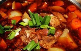 美食之王——羊肉火锅（从选料到调料，教你做一锅香辣美味的羊肉火锅！）