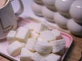 三色牛奶椰汁小方的制作方法（用牛奶和椰汁制作三层美味小方）