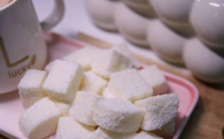 三色牛奶椰汁小方的制作方法（用牛奶和椰汁制作三层美味小方）