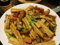 家常美食香菇酱炒豆腐，口感鲜美健康（以香菇和豆腐为主材料的丰富健康菜式）