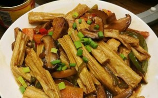 家常美食香菇酱炒豆腐，口感鲜美健康（以香菇和豆腐为主材料的丰富健康菜式）
