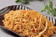 鲜美可口的鱿鱼芥兰炒米粉（家庭美食，味蕾狂欢）