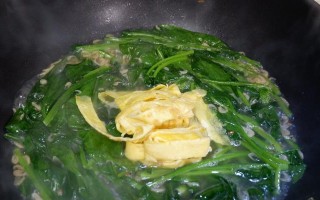学会制作美味的菠菜虾皮饼（做法详解，营养丰富，口感绝佳）