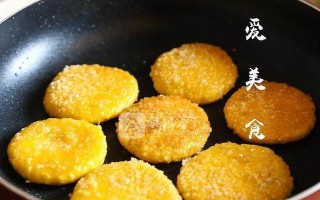 香煎南瓜饼的制作方法（以新鲜南瓜为原料，制作香甜美味的南瓜饼）