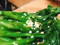 蒜香芥蓝的做法（轻松学会烹饪美味芥蓝）