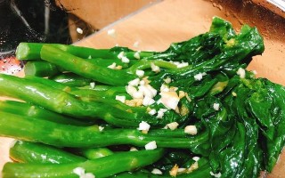 蒜香芥蓝的做法（轻松学会烹饪美味芥蓝）