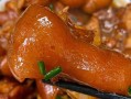 无酱油红烧猪蹄的做法（香气浓郁，口感爽滑的美味佳肴）