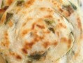 香气扑鼻的烫面葱花饼（简单易学，美味可口，让你爱上烹饪）