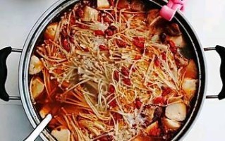 尝鲜必备（家庭美食秘籍，轻松烹饪老鸭粉丝汤）