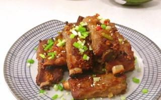 香气扑鼻的蒜香烧排骨（美食大全之蒜香烧排骨，让你垂涎三尺）