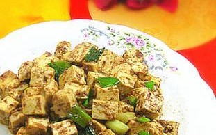 虾酱炒豆腐的做法（口感鲜美，健康又营养）