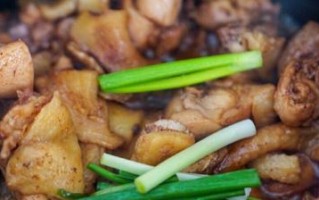 美味健康的沙姜鸡腿佳肴（用沙姜打造鲜香多汁的鸡腿，）