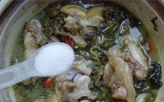 家常美食，酸菜猪蹄煲（做法简单，味道浓郁，酸菜猪蹄煲的秘密在这里！）