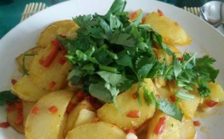 美味健康的西芹土豆片制作方法（用家常食材轻松做好美食，健康又美味）