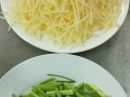 香辣土豆烧芹菜的做法（辣味爆棚、营养丰富的家常美食）