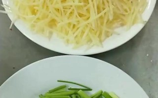 香辣土豆烧芹菜的做法（辣味爆棚、营养丰富的家常美食）