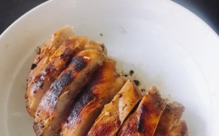 香煎鸡胸脯肉的制作方法（简单易学，美味可口的健康食品）