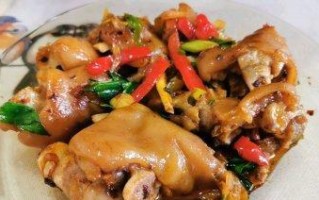 如何做出美味的甜醋猪脚（掌握关键步骤，轻松制作美食）