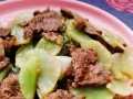 莴笋炒牛柳，美味不可错过！（以莴笋为主角的健康菜品，一口咬下满口鲜香）