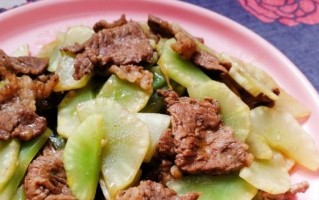 莴笋炒牛柳，美味不可错过！（以莴笋为主角的健康菜品，一口咬下满口鲜香）