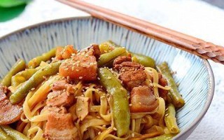 美味蛇豆角闷面的制作方法（五花肉与蛇豆角的完美搭配，让你一口接一口）