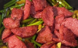 美味又营养的蒜薹炒土豆条（以蒜薹为主角，让土豆条更香更美味）