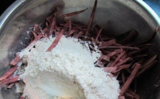 以香炸紫薯丝，让口感更加诱人（用紫薯做出炸香脆的美食，营养与美味并存）