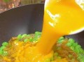 以榨菜煎鸡蛋，味道不一般！（榨菜煎鸡蛋的做法及口感体验）