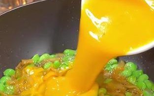 以榨菜煎鸡蛋，味道不一般！（榨菜煎鸡蛋的做法及口感体验）