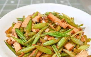 香干芹菜肉丝的家常做法（健康美味，趁热上桌）