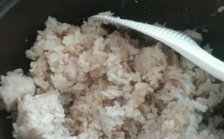 芋头闷饭，美味又健康（一道营养丰富的家常美食）
