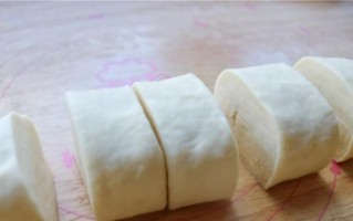 双色刀切馒头的做法（用创意点亮早餐！）