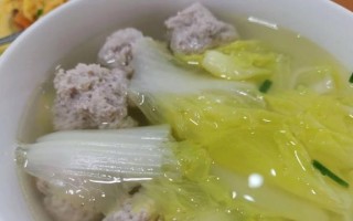 健康美味，小白菜贡丸汤的做法（家庭厨房，烹制美味小白菜贡丸汤）