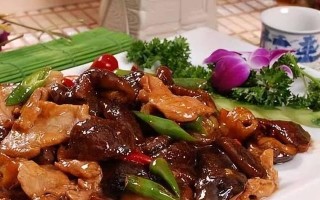 《香菇酱炒五花肉，美味又简单》（香菇酱/五花肉/做法）