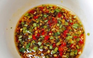五彩凉拌皮冻——夏日清凉美食（精选健康食材，口感清爽宜人，快来一起制作吧！）