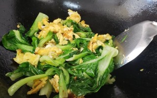 榨菜炒鸭蛋-酸辣美味（家常美食，营养健康，榨菜+鸭蛋的完美组合）