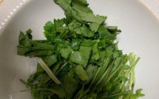小米辣拌香菜，一口香辣鲜美的健康佳肴（打造健康饮食新时尚，小米辣拌香菜让你爱上素菜）