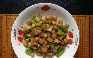 酸辣萝卜丁的制作方法（简单易学的家常菜，营养美味不容错过！）