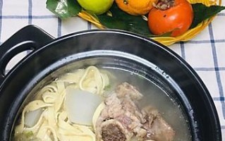 用油菜骨头汤打造美味营养的家常佳肴（传统烹调法，味道浓郁，营养丰富，一起学做油菜骨头汤）