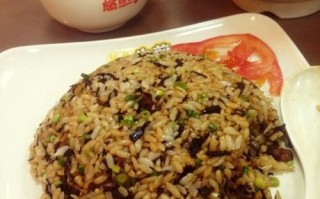 肉丁包菜炒饭，轻松学会！（健康美味的自制炒饭，营养又好吃！）