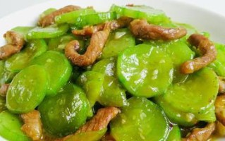 肉炒紫甘蓝加凉拌黄瓜做法大全（低卡健康，美味清爽，让你吃出好身材）