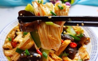 香辣凉拌腐竹——冷夏解暑的美味佳肴（腐竹+香辣酱，开启美味风暴！）