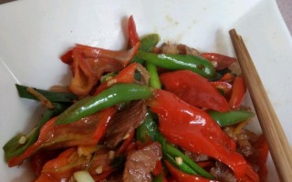 双椒炒素菜，做出鲜美色香俱全的佳肴（打造素食佳肴新口味，健康饮食之旅开启）