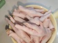 如何制作酸辣水晶鸡爪（口感爽脆，色香味俱佳，让你欲罢不能）
