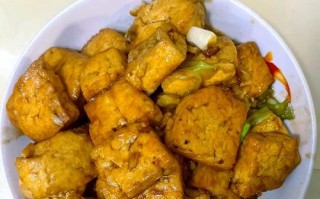 香煎豆腐焖鱼块的制作方法（以海鲜为主，营养丰富的佳肴）