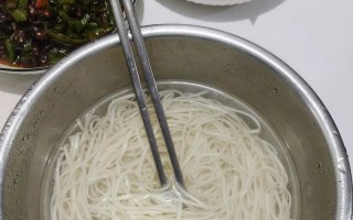 美食（简单易学的西红柿拌面做法，让你轻松变身厨房小能手！）