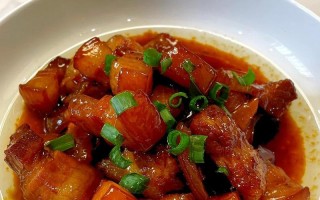 美味健康的以西兰花炒五花肉（营养丰富，味道极佳的中式家常菜肴）