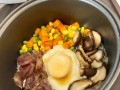 熏肉香肠煲仔饭的制作（香浓肉味与米饭的完美结合，掌握这些技巧让你成为饭桶大佬）